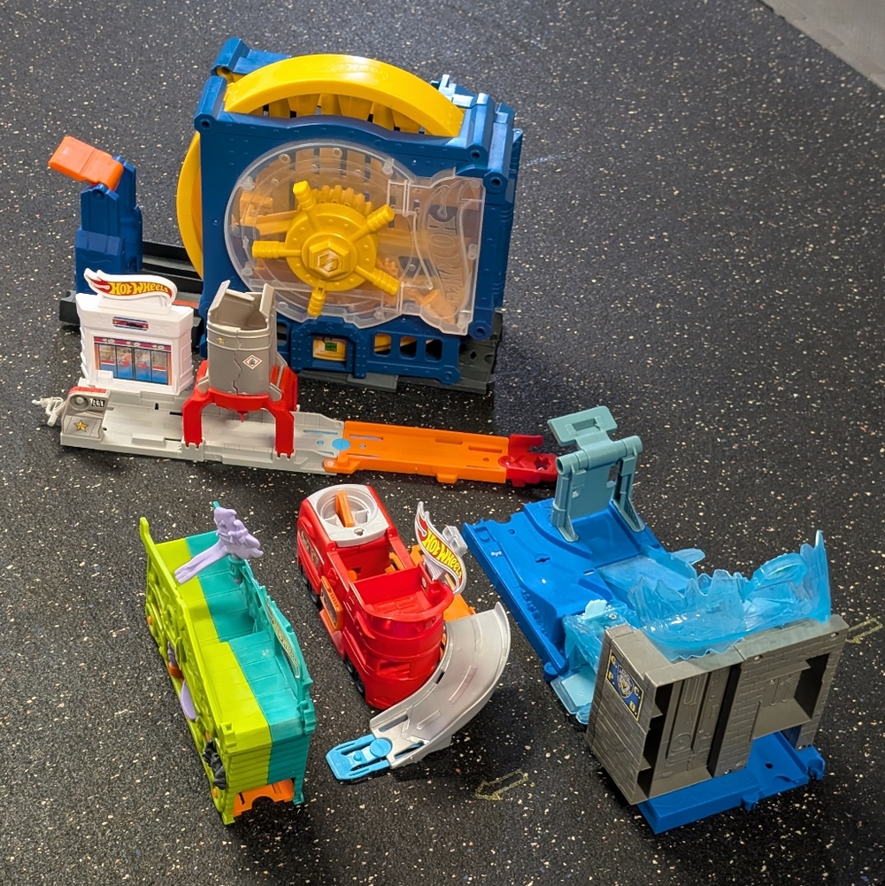 Hot Wheels Lot of 5 Playsets City Super Bank, Ghost Garage, Batman - No cars -